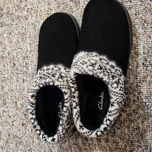 NIB Clarks Black Indoor/Outdoor slippers size 9